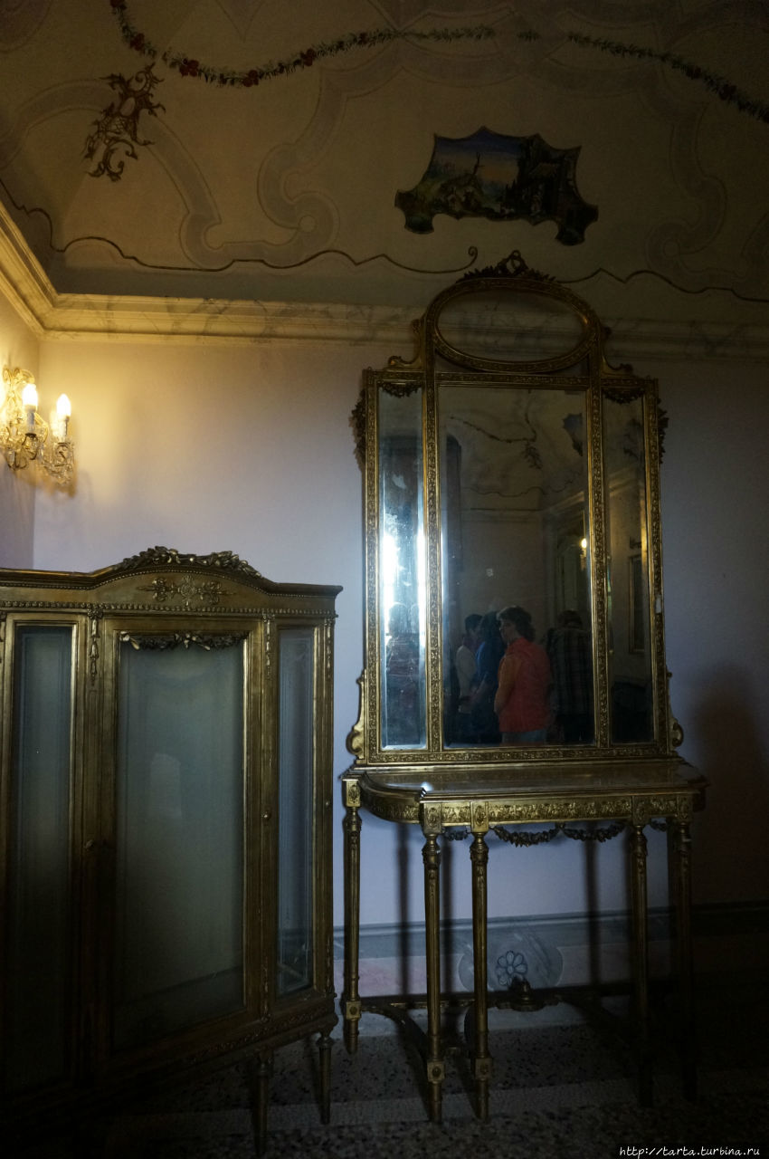 Самое старое зеркало в замке Пьемонт, Италия