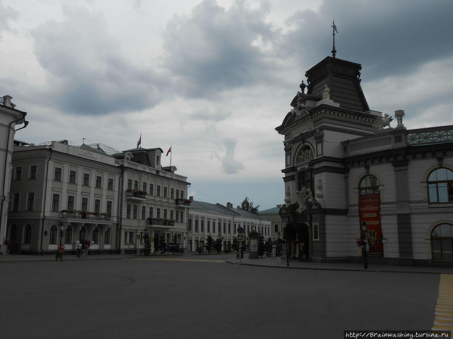 Национальный музей Республики Татарстан (справа) Казань, Россия