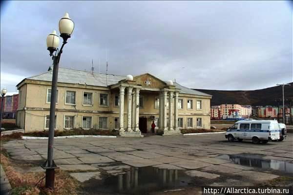 Здание Райкома КПСС, позже здание милиции. Источник фото: Интернет. Певек, Россия