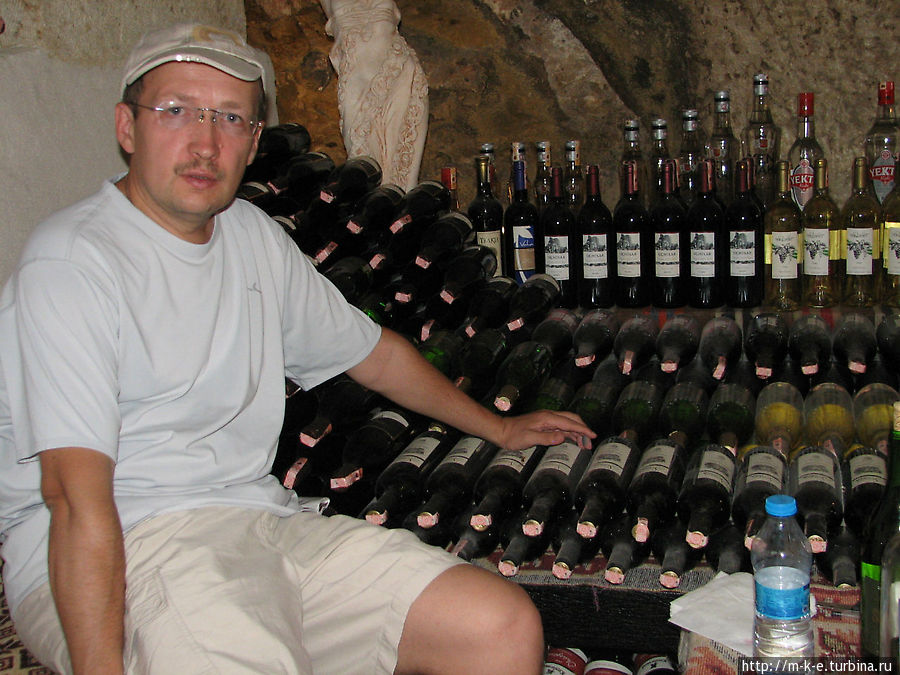Мы в окружении бутылок вина Ургюп, Турция