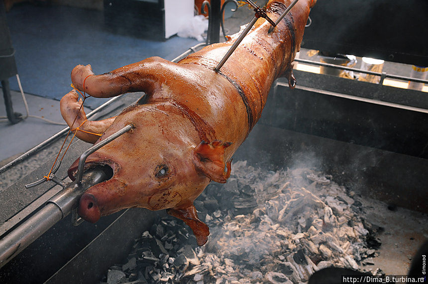 Недалеко от Площади героев в парке и вокруг купален развернулись палатки со всякими вкусностями, колбасами, сладостями и винами, поделками и развлечениями. Недалеко от Площади героев в парке и вокруг купален развернулись палатки со всякими вкусностями, колбасами, сладостями и винами, поделками и развлечениями.