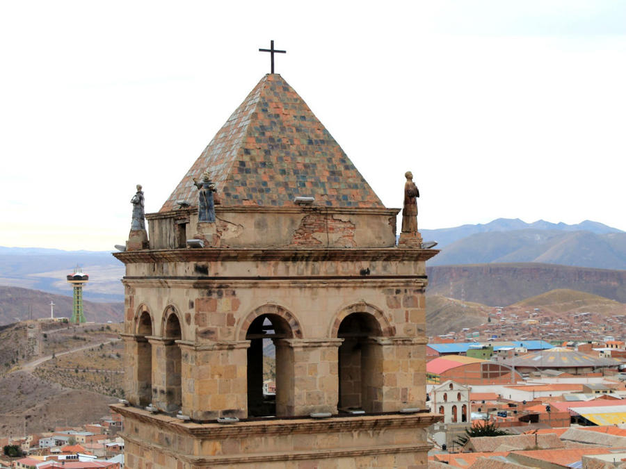 смотровая площадка находится практически на высоте колокольни Потоси, Боливия