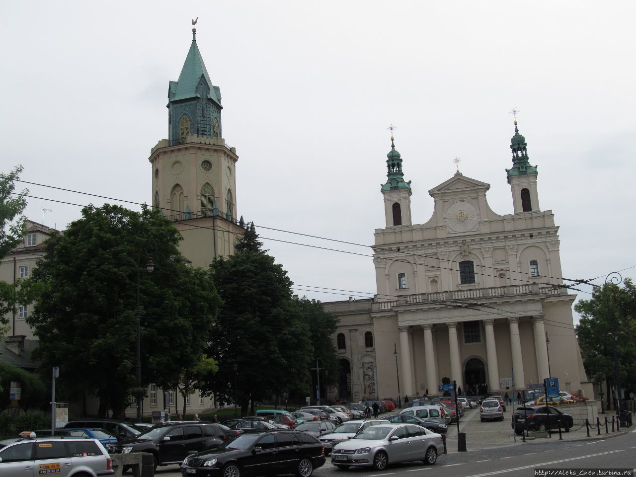 Архикатедра św. Jana Chrzciciela i św. Jana Ewangelisty.
Слева Тринитарска вежа Люблин, Польша
