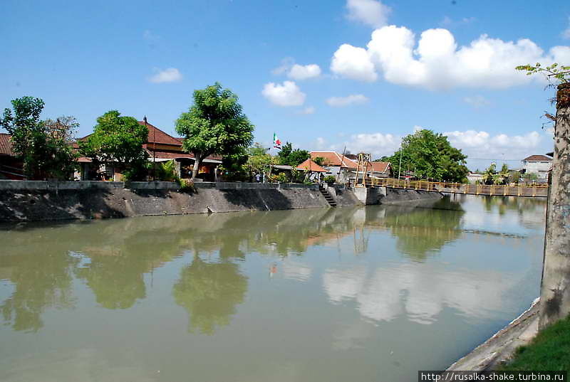 Красивая река вдоль бедной деревни Бедахулу, Индонезия