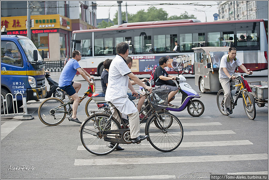 В городе по-прежнему много велосипедистов. Раньше их было в разы больше...
* Пекин, Китай