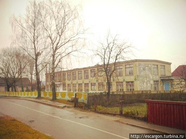 Чуть дальше находится школа с забавным панно на ней.. Копыль, Беларусь