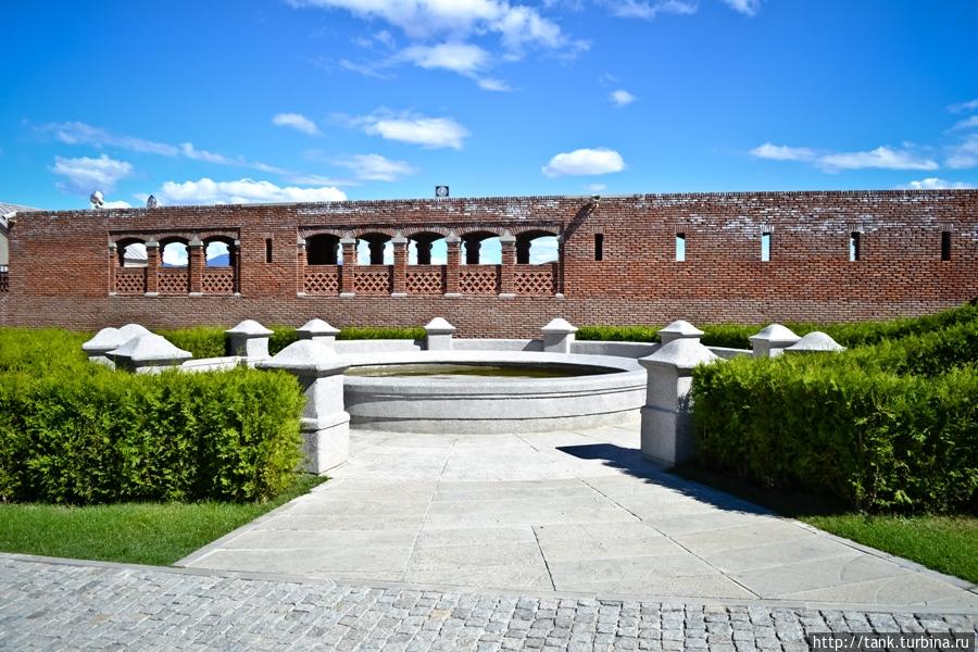 Вторая часть, куда вход доступен по билетам, находится за высокими стенами, именно здесь сосредоточены главные достопримечательности Ахалцихской крепости. Ахалцихе, Грузия