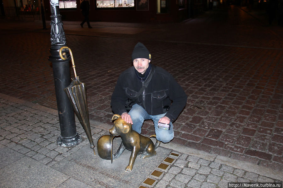 По вечернему городу...
На углу Рыночной площади стоит фигурка пса Фафика, героя комикса Збигнева Ленгрена о приключениях Филютка и его собаки Фафика.
Если погладить Фафика по спинке, то весь последующий день Вам будет способствовать удача и хорошее настроение. Торунь, Польша