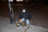 По вечернему городу...
На углу Рыночной площади стоит фигурка пса Фафика, героя комикса Збигнева Ленгрена о приключениях Филютка и его собаки Фафика.
Если погладить Фафика по спинке, то весь последующий день Вам будет способствовать удача и хорошее настроение.