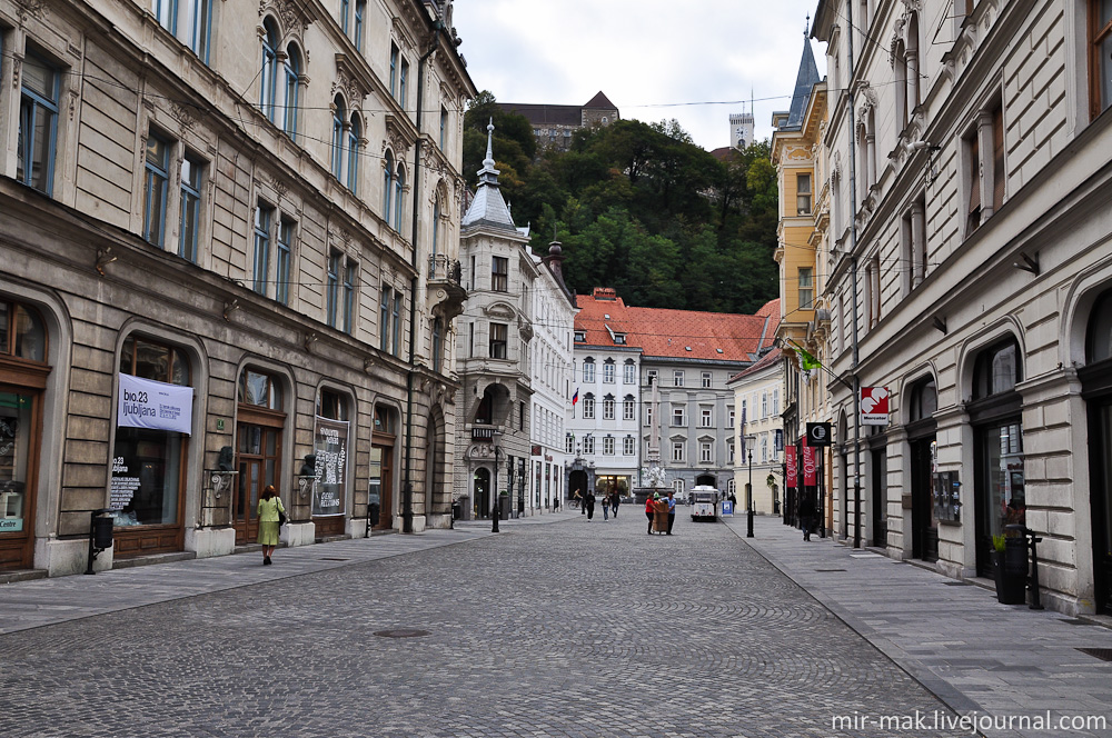 Первое, что бросается в глаза – это полное отсутствие машин на улицах, поскольку в Любляне, весь центр старого города – пешеходный.

Наверху можно заметить башни Люблянского замка – средневековой крепости на холме, возвышающейся над городом. Любляна, Словения