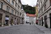 Первое, что бросается в глаза – это полное отсутствие машин на улицах, поскольку в Любляне, весь центр старого города – пешеходный.

Наверху можно заметить башни Люблянского замка – средневековой крепости на холме, возвышающейся над городом.