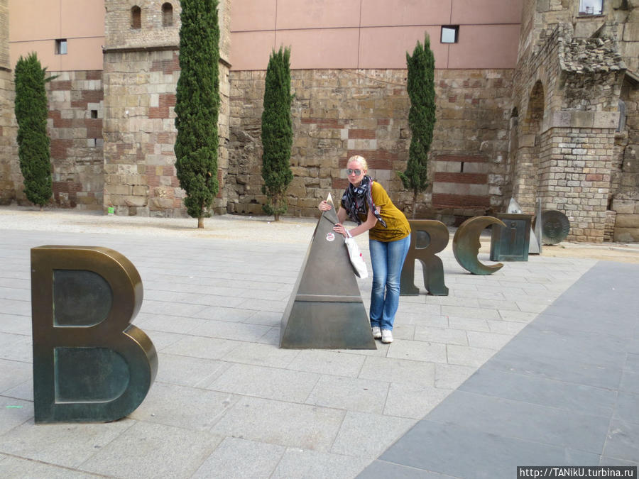 визуальная «поэма» каталонского художника Жоана Броссы, образующая слово Barcino — так назывался город в римскую эпоху Барселона, Испания