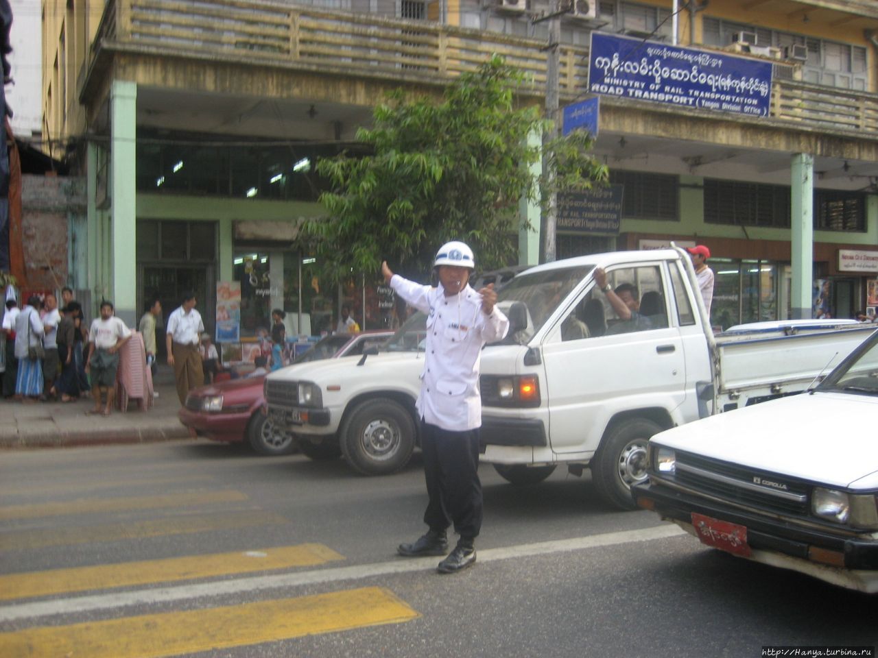 Регулировщик в Янгуне Янгон, Мьянма