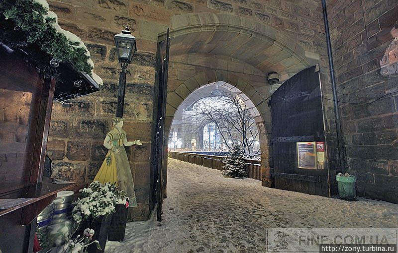 Вид через городские ворота на железнодорожный вокзал Нюрнберг, Германия