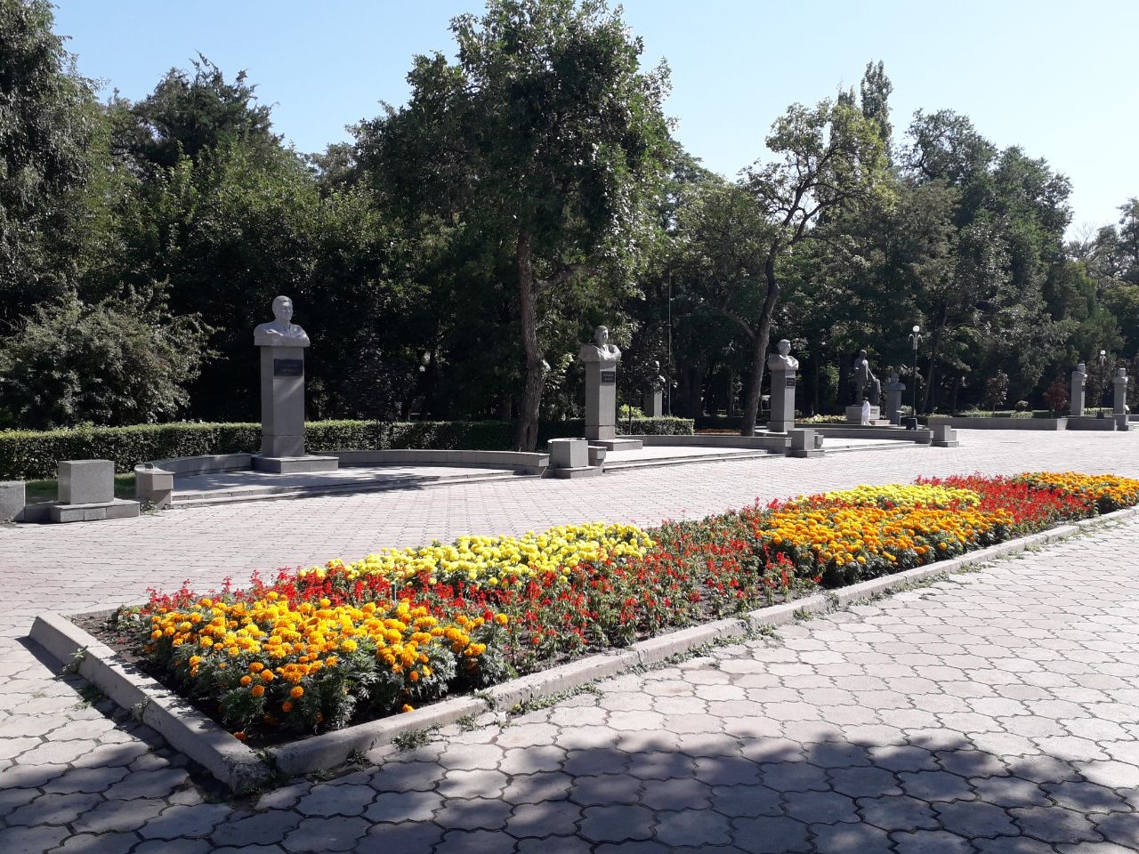 Дубовый Парк,Аллея Государственных деятелей КР ХХв / Oak Park, Alley of Statesmen of the Kyrgyz Republi