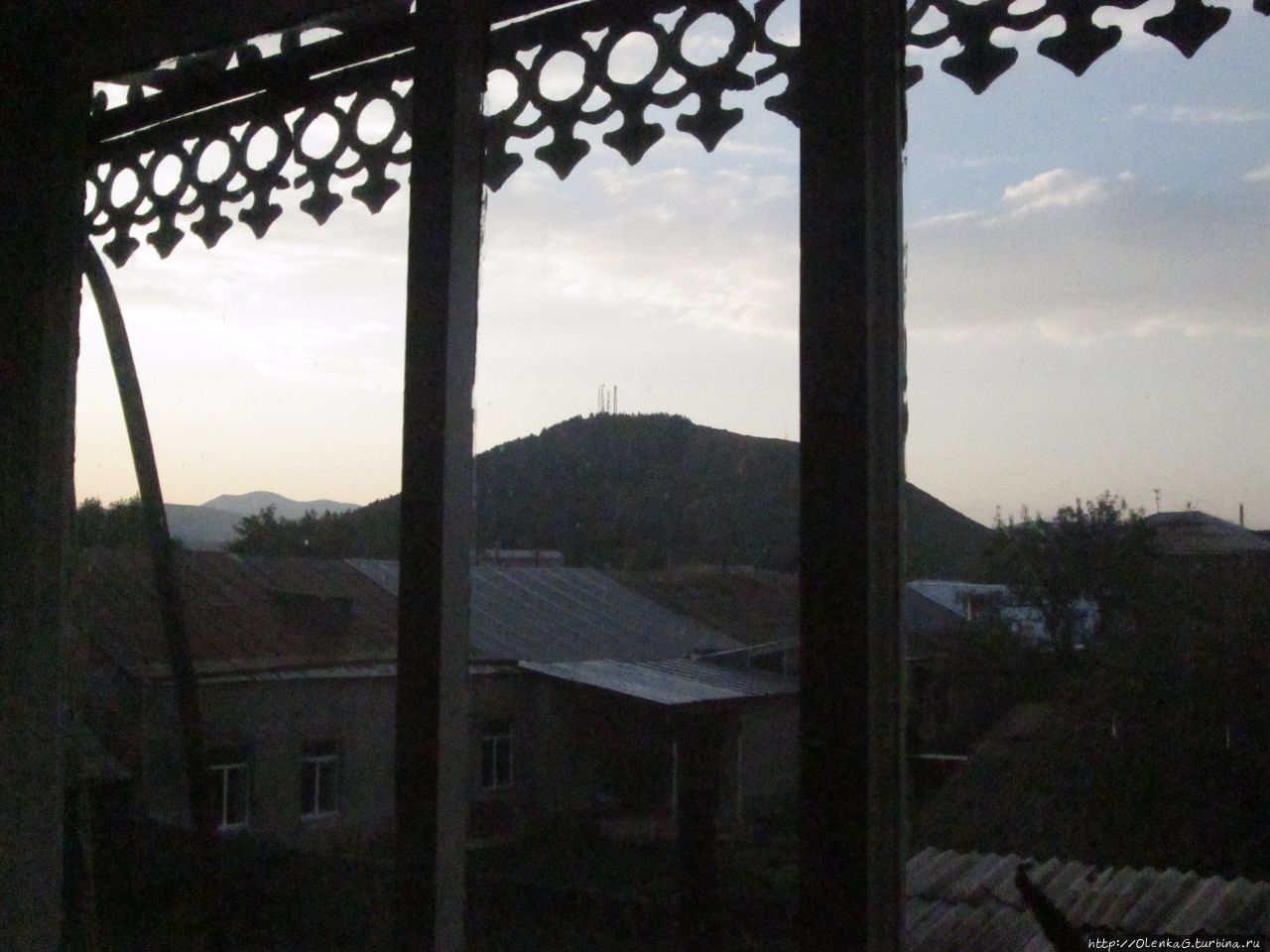 Вид из окна гостиницы на гору Тавшанка Ахалкалаки, Грузия