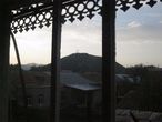 Вид из окна гостиницы на гору Тавшанка