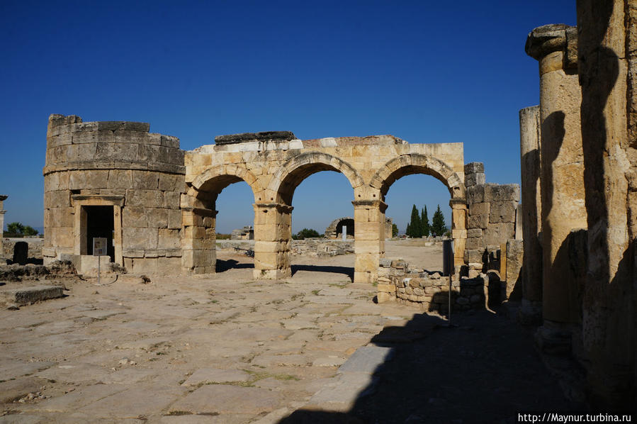 Ворота   Домициана   или   Римские   ворота.  Поставлены  в  первом   веке   до  н. э. Памуккале (Иерополь античный город), Турция