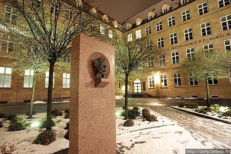 Памятник Вагнеру у входа в оперный театр Нюрнберг, Германия