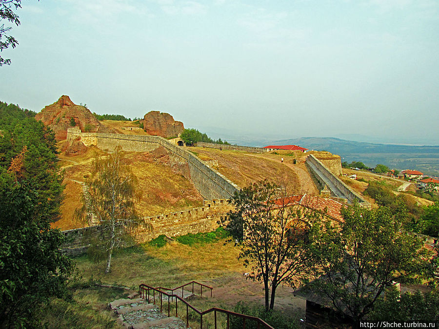 внизу античная часть фортификаций Белоградчик, Болгария внизу античная часть фортификаций Белоградчик, Болгария