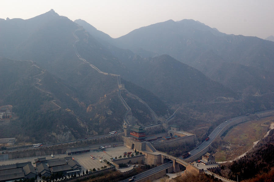 Здесь хорошо видно, как стена пересекает долину и автодорогу Цзюйюнгуань (Великая Стена), Китай