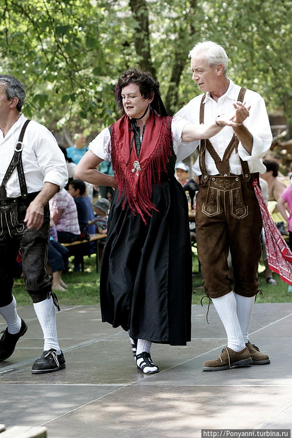 На танцевальном фестивале можно увидеть старинный трахт из раных регионов Шварцвальда. Гутах, Германия