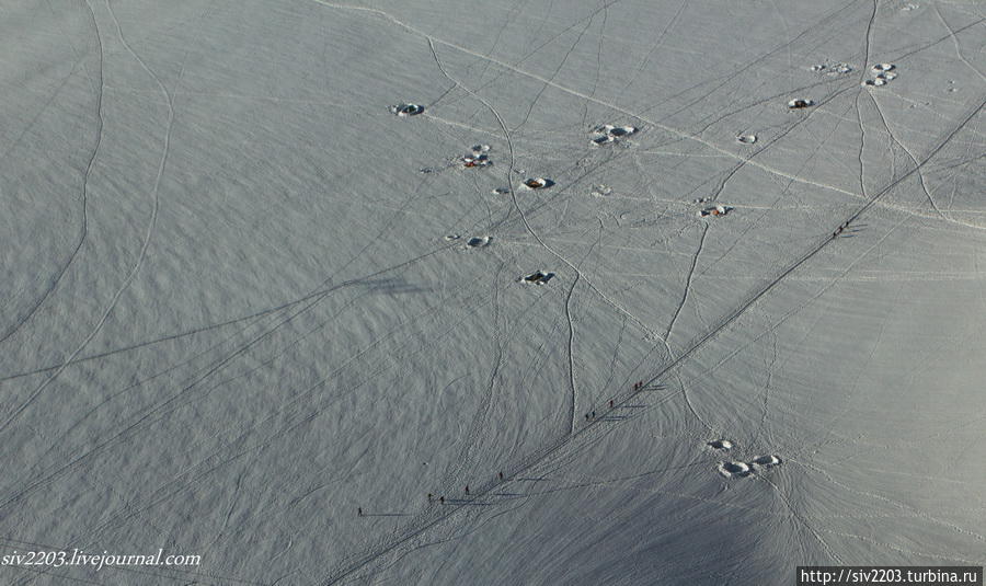 А эти снежные кратеры не что иное как палатки, вокруг которых расчищено пространство. Шамони, Франция
