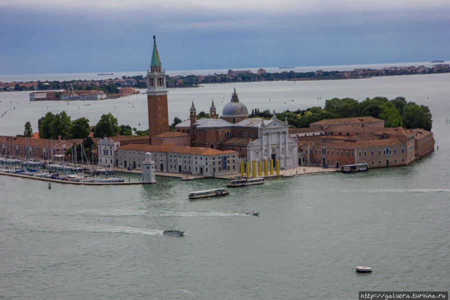 Вид на Сан Джорджио с кампанилы ди Сан Марко. Венеция, Италия