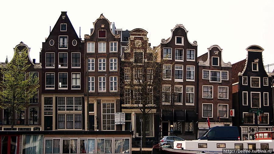 Если внимательно присмотреться, можно увидеть «танцующие» дома Амстердам, Нидерланды