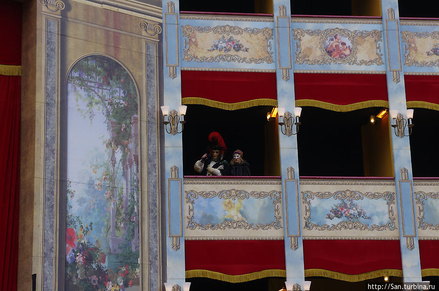 Это ложи для VIP — персон.Оказывается, билеты в зону возле сцены купить было совсем нетрудно — прямо перед входом на площадку стояла палатка с буклетами и программой карнавала.но мы не пошли в ложу,а только зашли на огороженную территорию, и не пожалели. Это ложи для VIP — персон.Оказывается, билеты в зону возле сцены купить было совсем нетрудно — прямо перед входом на площадку стояла палатка с буклетами и программой карнавала.но мы не пошли в ложу,а только зашли на огороженную территорию, и не пожалели.