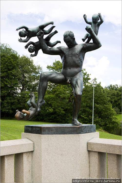 12. Мужчина жонглирует младенцами. Странное занятие. В интернете приведено название скульптуры: Мужчина, преследующий четырёх гениев. Хотя это ничего не проясняет, по крайней мере становится понятно, что жонглирование происходи не просто так, а с какой-то целью. Осло, Норвегия