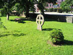 Старинные шведские каменные кресты на церковном кладбище