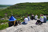 Туристы часами сидят на скалах и любуются окрестными красотами.