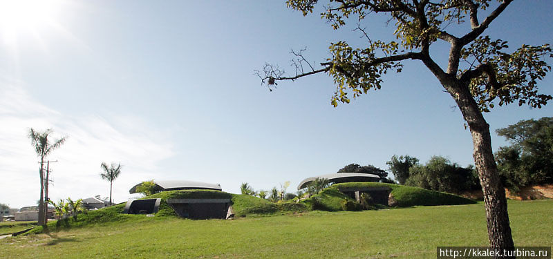 Особняк, слившийся с пейзажем Лукэ, Парагвай