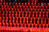 Свечи стоят в отдельном проходе справа от Базилики и для них существуют специальные углубления — вот композиция только из красных свечей