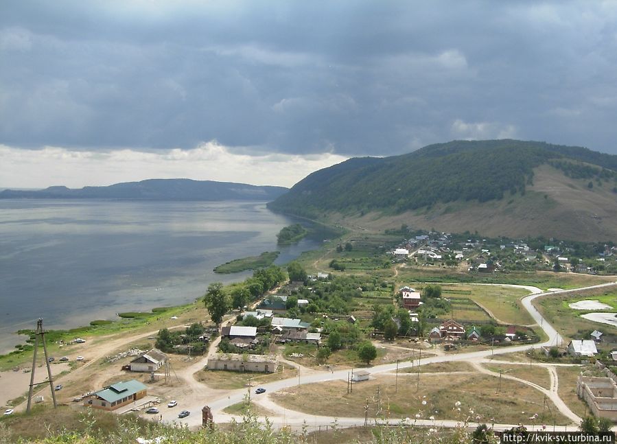 Есть хорошая площадка с видом на село Есть хорошая площадка с видом на село