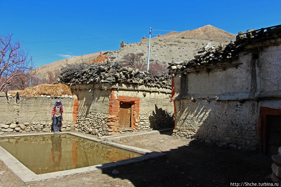 резервуар для воды внутри городка Тангбе, Непал