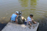 Мальчишки ловят головастиков в пруду:)