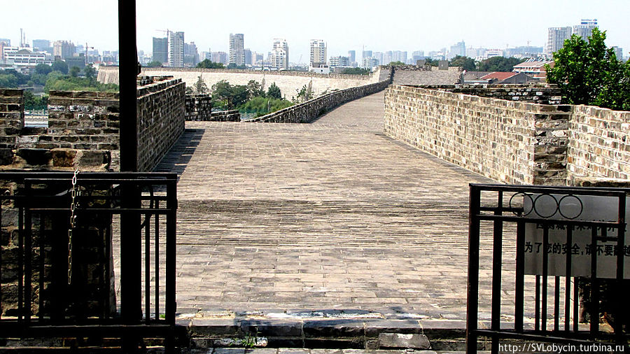 Стена уходящая в даль. Стена уходящая в даль.