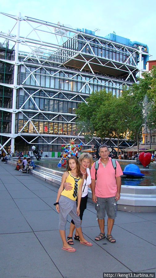 Прогулка от церкви Сент -Эсташ до Нотр-Дам-де-Пари Париж, Франция Прогулка от церкви Сент -Эсташ до Нотр-Дам-де-Пари Париж, Франция