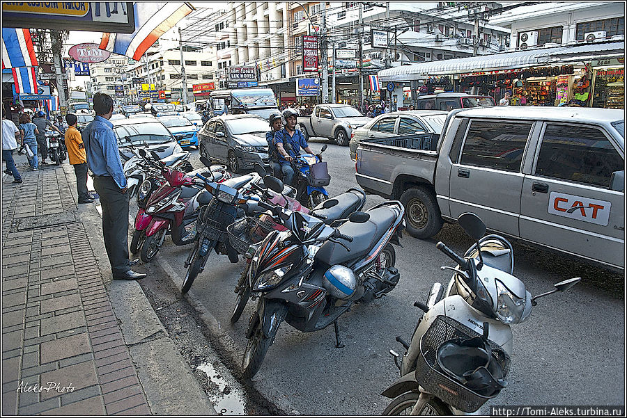 Ряды мотоциклов — это тайский мотив. Хотя в Париже — та же картина...
* Паттайя, Таиланд