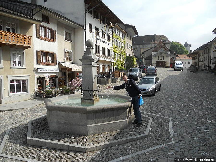На центральной туристической улице расположен фонтан с питьевой водой. Грюйер, Швейцария