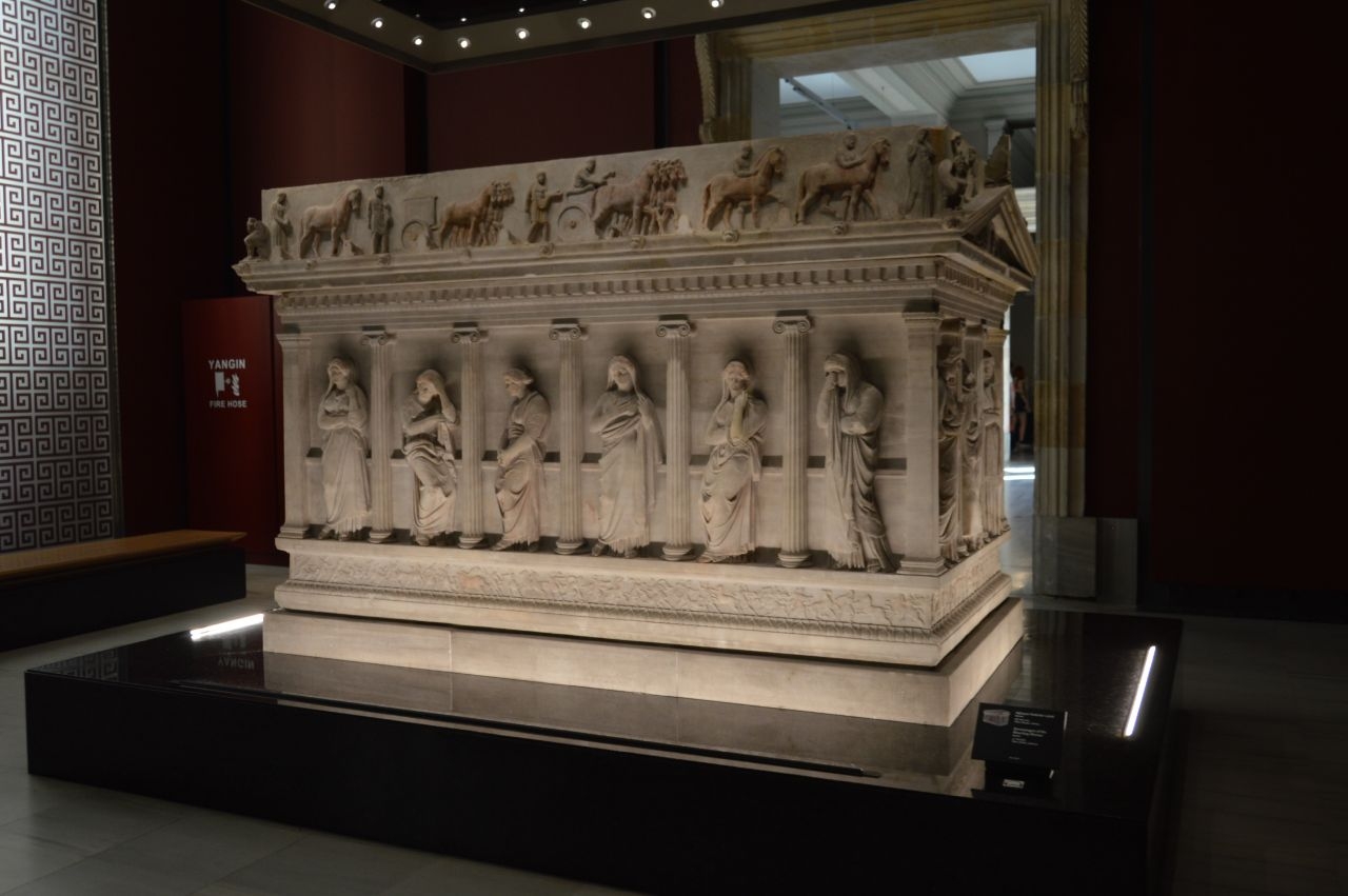 Саркофаг «Скорбящая женщина»  саркофаг царя Сидона, Абдаштарта I (374-358 д.н.э) Стамбул, Турция