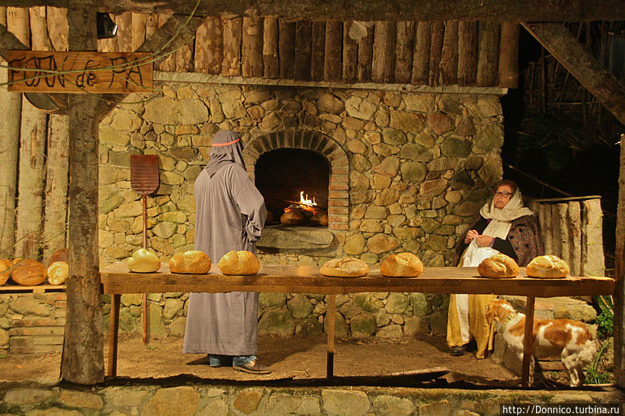 Булочник за работой, а его не очень довольная жена контролирует процесс приготовления хлеба )) Кастель-д'Аро, Испания