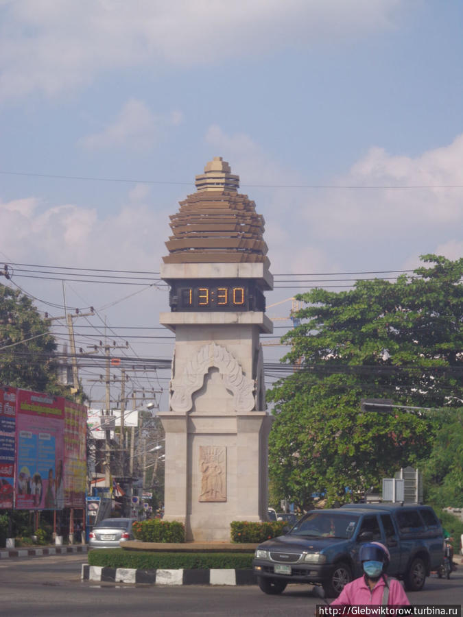 Осмотр города южнее ж\д линии Сисакет, Таиланд