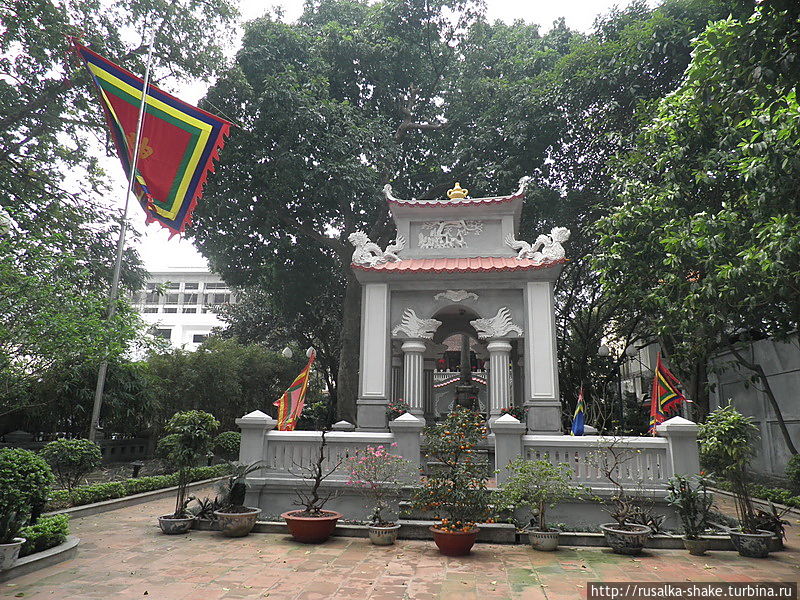 Сквер, посвященный императору Ханой, Вьетнам