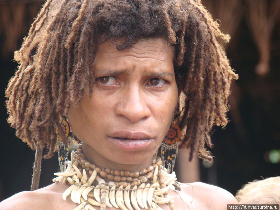 Любимая жена? У нее больше всего ожерелий из клыкой кабана Джайпура, Индонезия