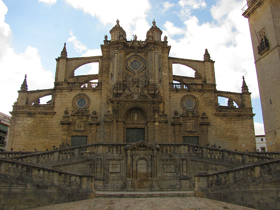 Ну вот мы и подошли к Кафедральному собору Хереса.
Фасад здания можно долго разглядывать, поражаясь изяществу мелких деталей. Херес-де-ла-Фронтера, Испания