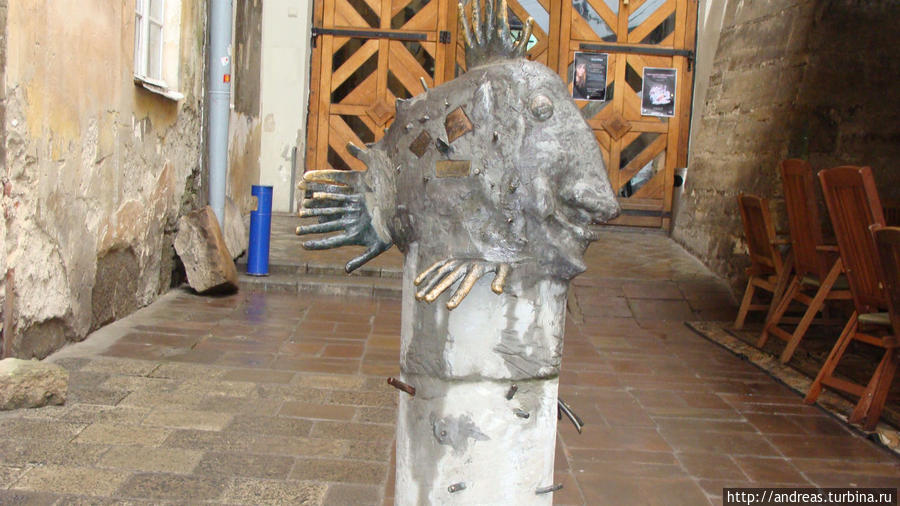 Памятник рыбке с пальцами Львов, Украина
