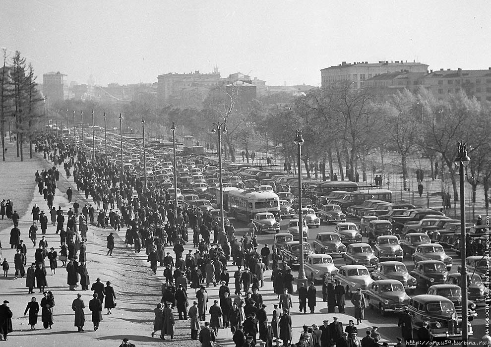 Ленинградский проспект в районе стадиона Динамо перед началом футбольного матча, 1949 Москва, Россия